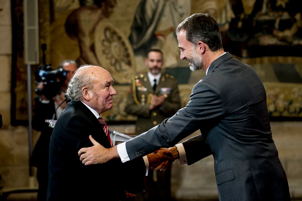 Don Felipe hace entrega del galardón al presidente de Honor del Grupo Antolín, José Antolín, del premio Reino de España a la trayectoria empresarial