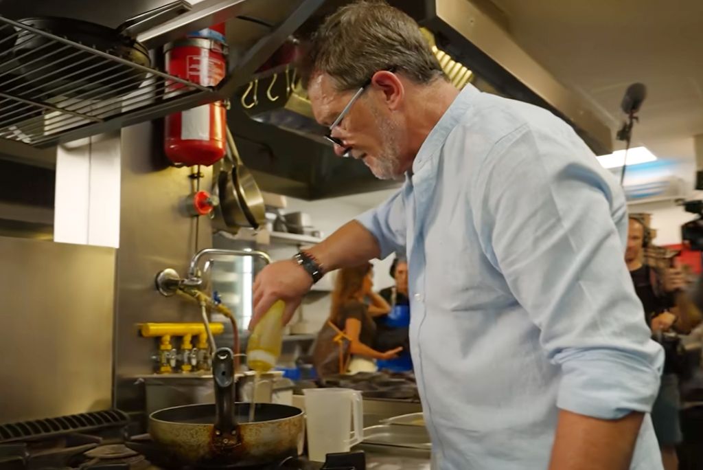Antonio Banderas, en la cocina del restaurante La Pérgola, otro de los establecimientos del grupo Tercer Acto. 