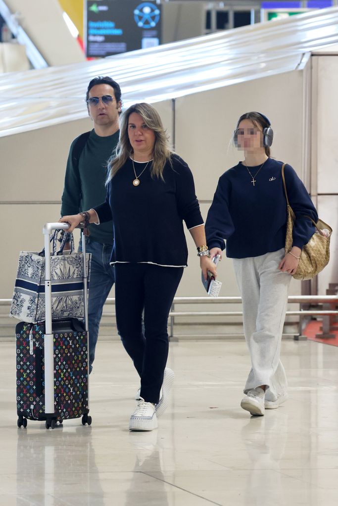 Iker Jiménez y Carmen Porter junto a su hija Alma en el aeropuerto, a 27 de marzo de 2026, en Madrid