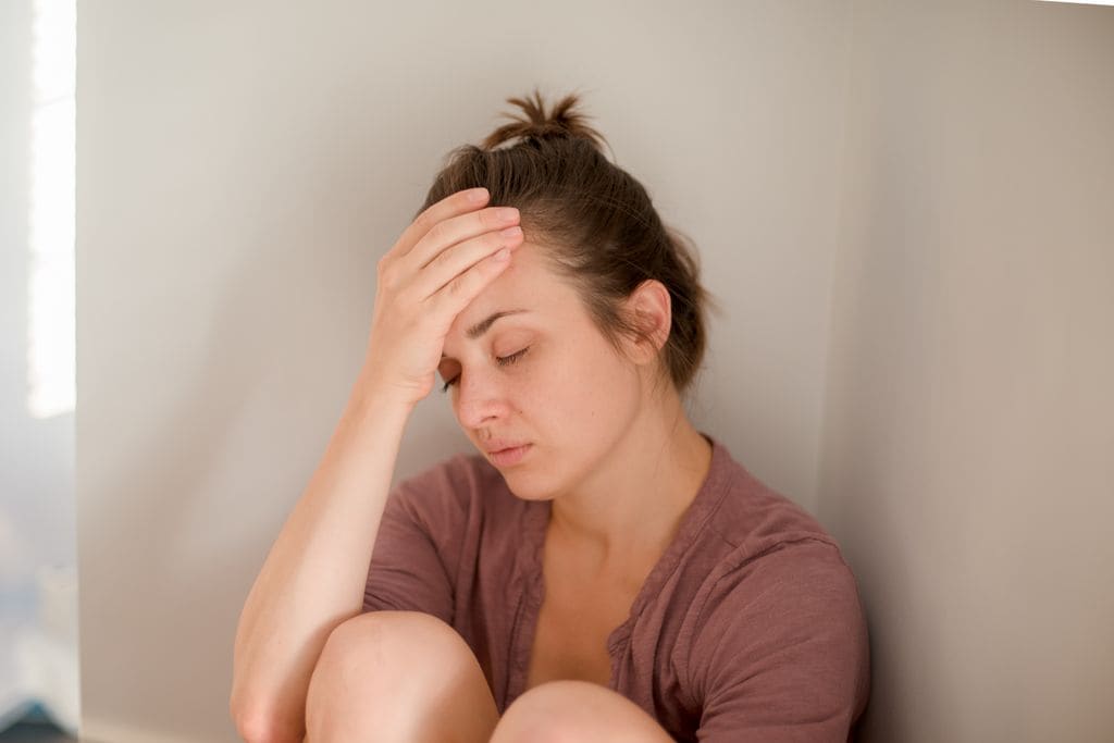 Los dolores de cabeza intensos suelen ser un síntoma de preeclamsia postparto.