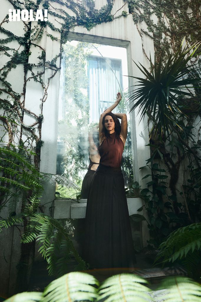 Cassandra Ciangherotti posa en exclusiva para ¡HOLA! con un look de Neithan Herbert, Jerarda Lake y Coach. Styling: Tino Portillo. Peinado y Maquillaje: Octavio León.   