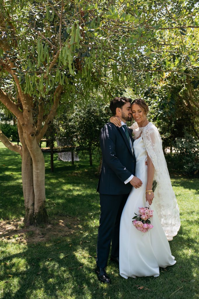 Novia con capa de encaje y look de Helena Mareque