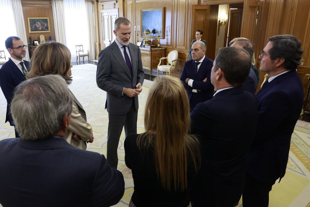 Plano medio del Rey con representantes de los empresarios y los autónomos tras la DANA de Valencia 