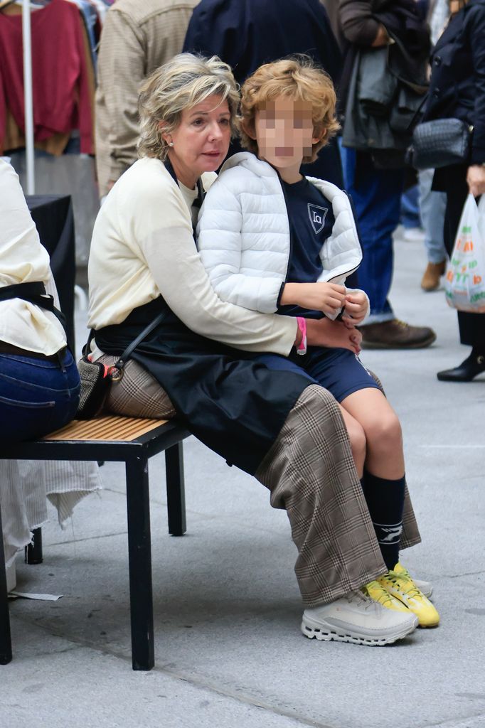 Simoneta Gómez-Acebo en el Rastrillo Nuevo Futuro con su sobrino en brazos