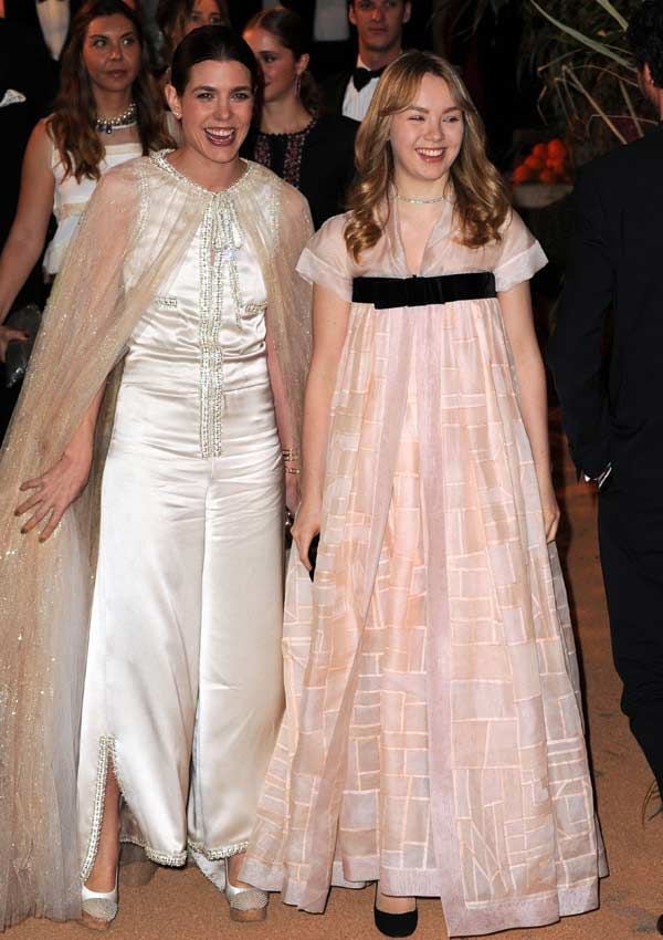 Alejandra de Hannover llegó a la fiesta con una gran sonrisa en compañía de su hermana, Carlota Casiraghi, quien también confió en Chanel para esta noche
