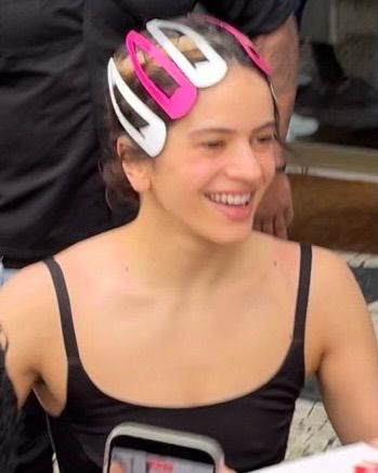 Rosalía se detuvo a saludar a sus fans con accesorios XXL.