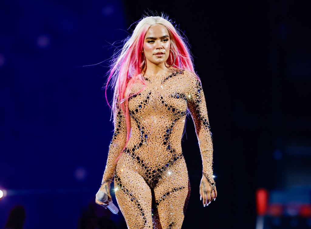 Karol G con un look a medida de Palomo Spain en el último concierto de su gira por Madrid
