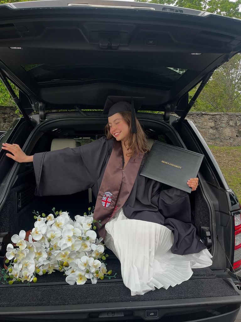 Carys mostrando con orgullo su diploma.