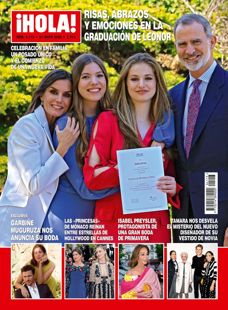 La infanta Sofía con sus padres y su hermana el día de su graduación