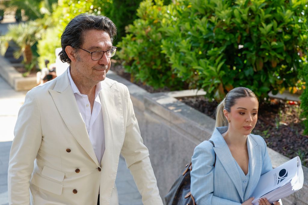 El actor Luis Lorenzo y la abogada Beatriz Uriarte, a su llegada a la Audiencia Nacional