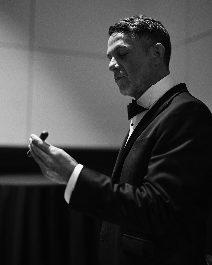 Plano medio de Alejandro Sanz en blanco y negro