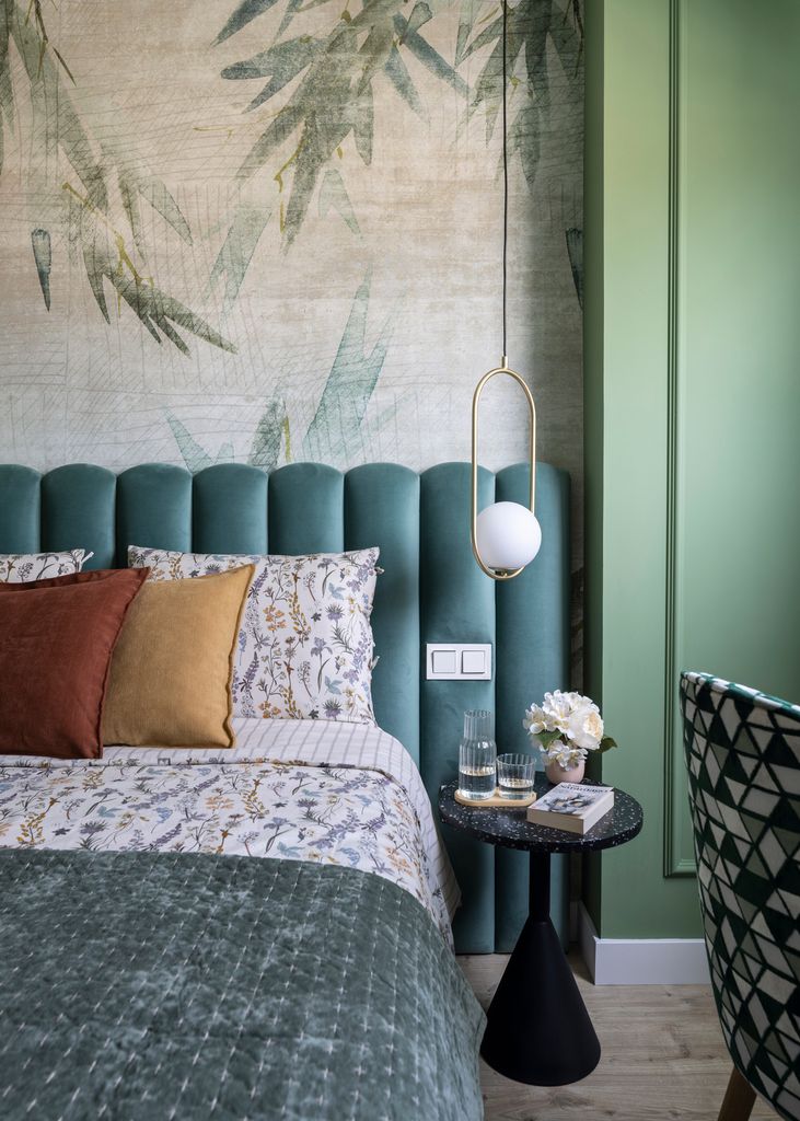 Dormitorio con un cálido cabecero tapizado en terciopelo
