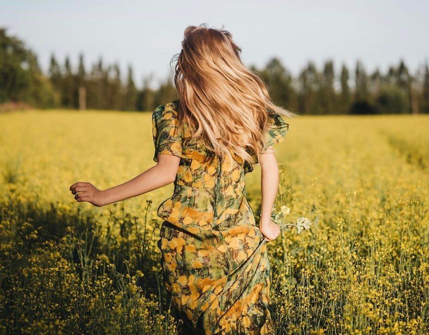 Una chica corriendo en el campo