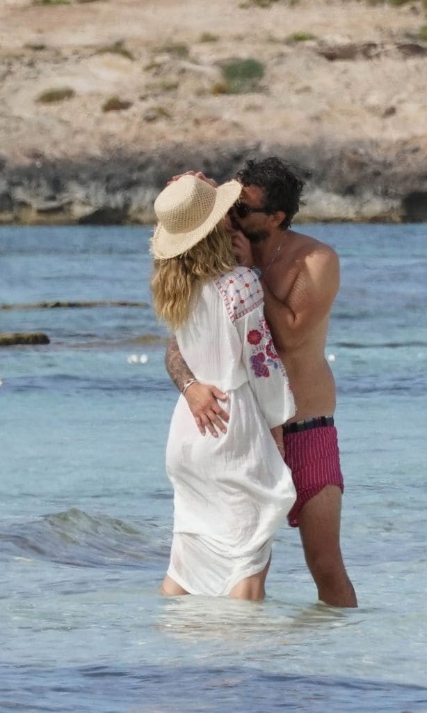 Hola 4010 Juan Acosta con su novio en la playa