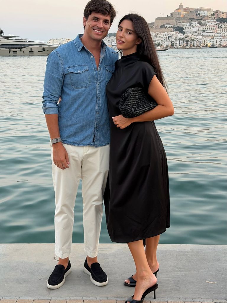 Álvaro González, cofundador de La Martinuca, posa junto a su mujer, la influencer Carla Vico, con quien se casó en junio de 2025 tras cinco años de relación