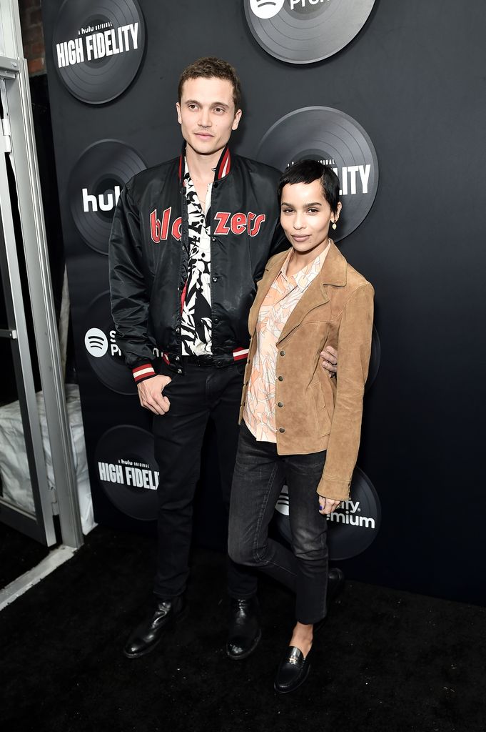 Karl Glusman y Zoë Kravitz