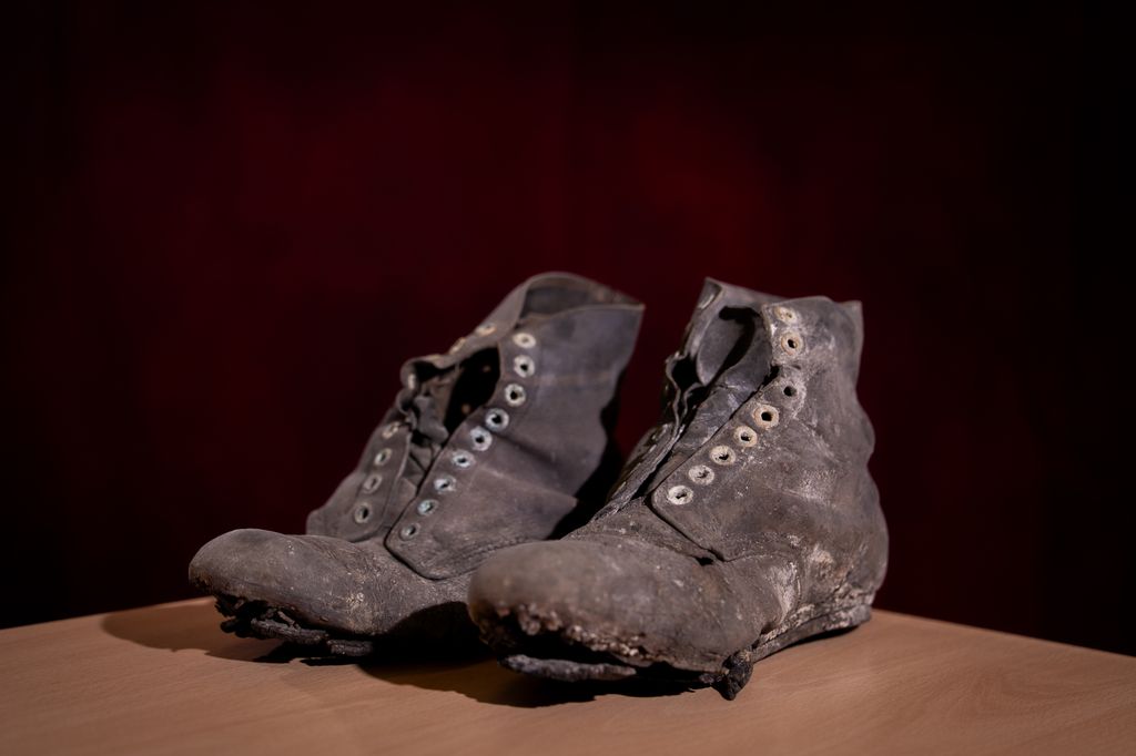Unas botas de trabajo de alguno de los obreros de palacio