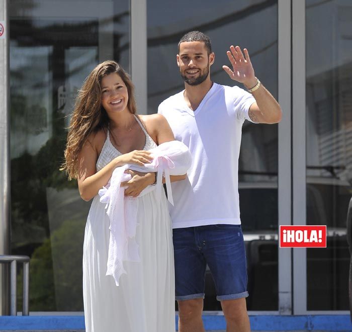 La pareja posó así de sonriente a las puertas del hospital cuando se llevaron a casa a su bebé (Foto: José Ignacio Viseras)

