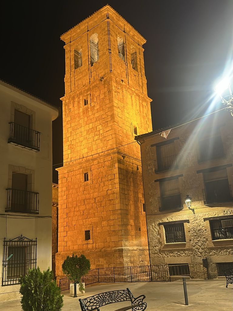 Torre de la Iglesia Parroquial de Nuestra Señora de la Asunción, en Corral de Almaguer, donde se aprecia la arquitectura tradicional de las viviendas de la localidad de Sara Carbonero