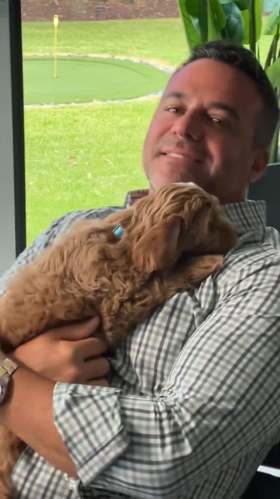 Jay Adkins quedó derretido ante la ternura de la perrita