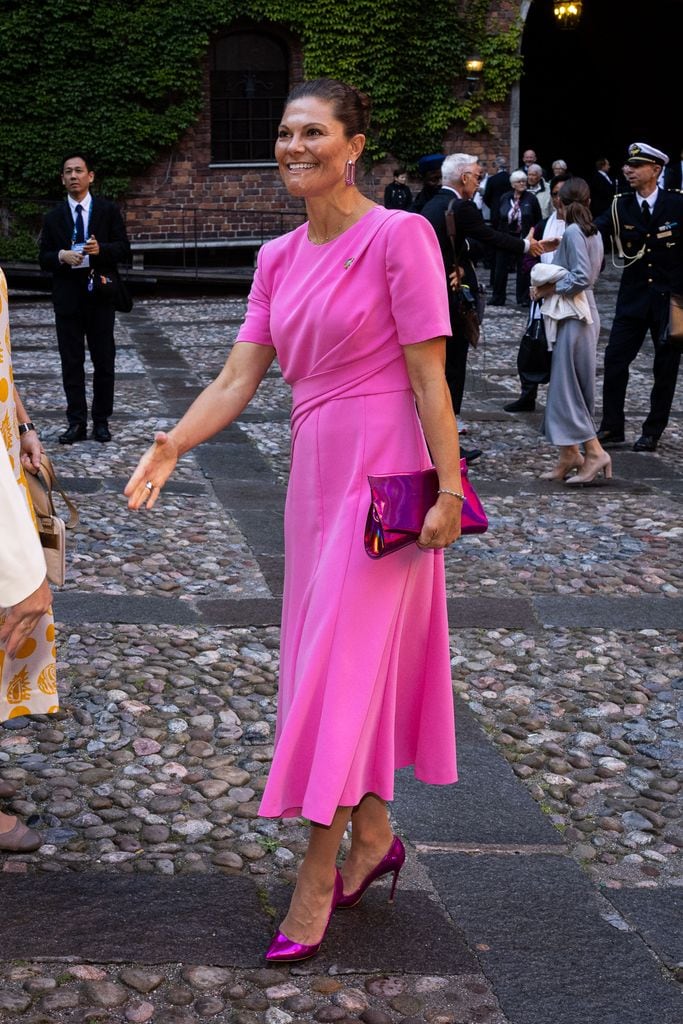 Victoria de Suecia con vestido rosa