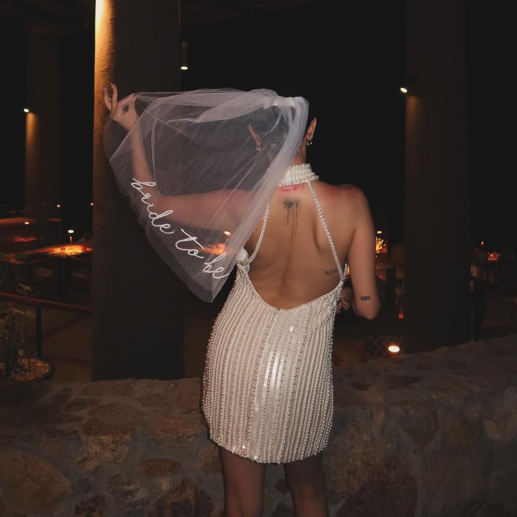 Selena Gomez lució un hermoso vestido cubierto de perlas acompañado de un velo. 
