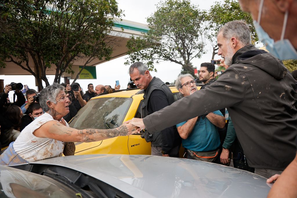 Rey Felipe dando la mano a una víctima de la zonas afectadas por la DANA