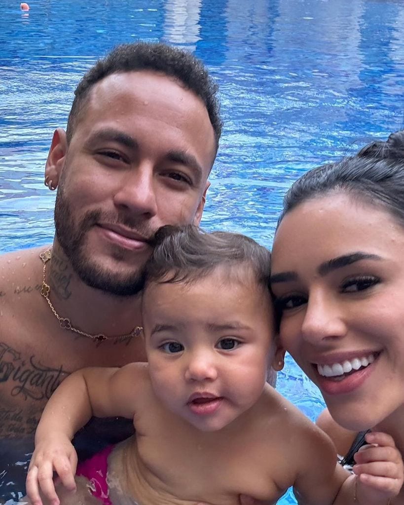 Neymar y Bruna posaron con su hija en una bella selfie familiar.