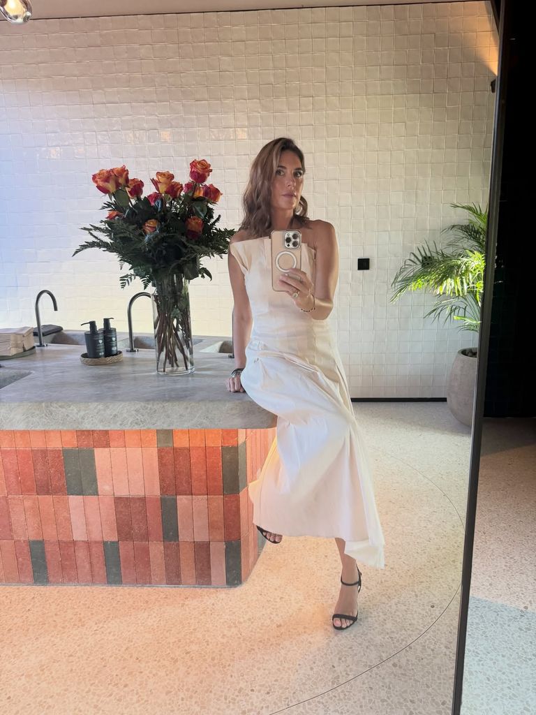 Lourdes Montes en Málaga con un vestido blanco de Bimani