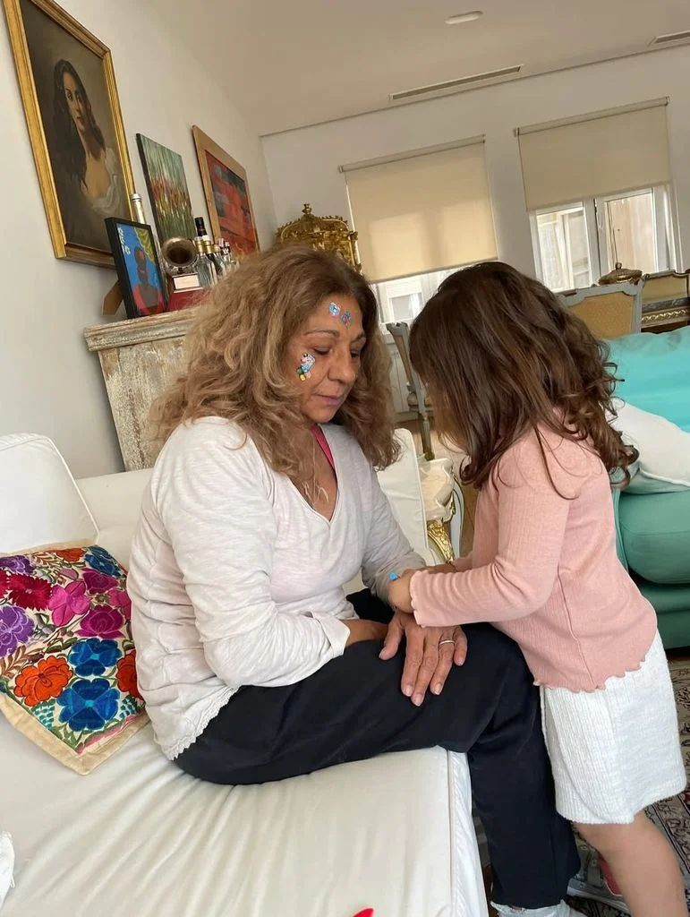 Lolita Flores en una divertida tarde de juegos junto a su nieta Nala