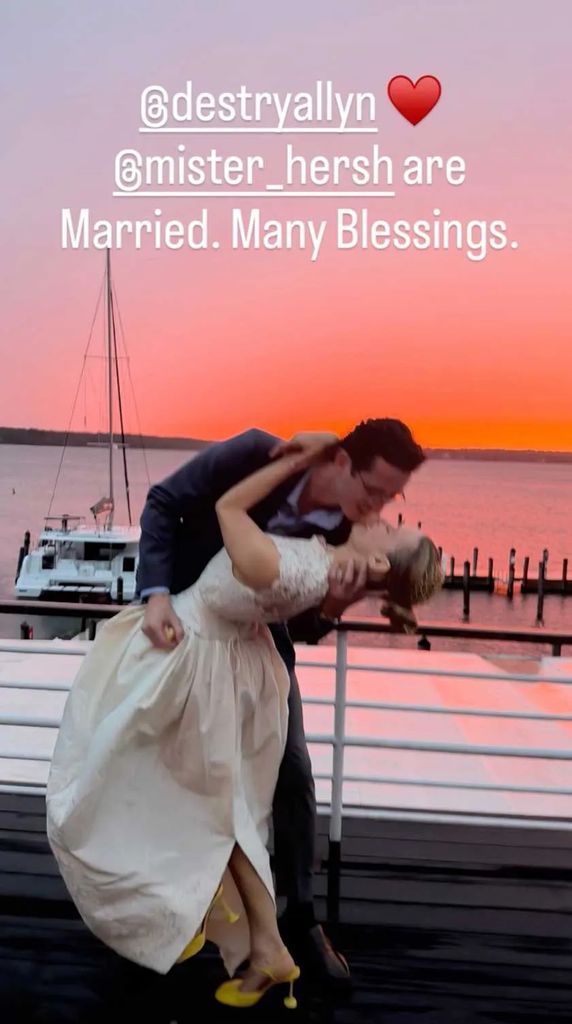 Sawyer Spielberg compartió esta foto de su hermana Destry en los brazos de su nuevo esposo.
