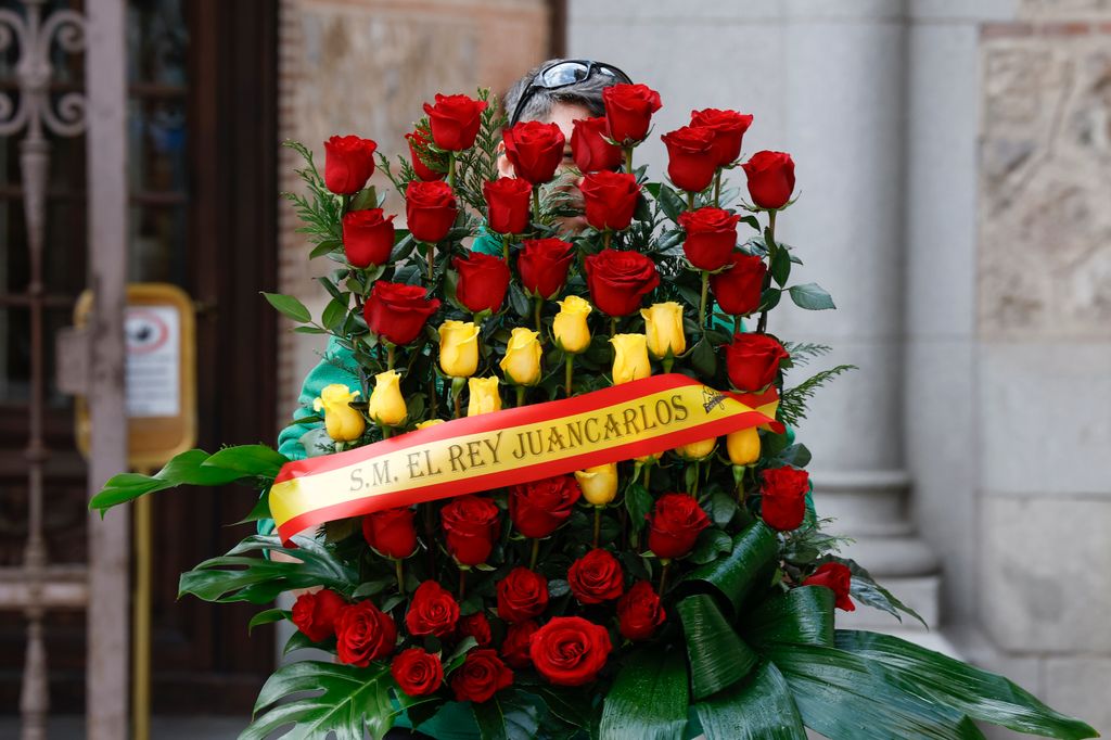 Corona de flores que el rey Juan Carlos ha enviado a la capilla ardiente de Raúl del Pozo