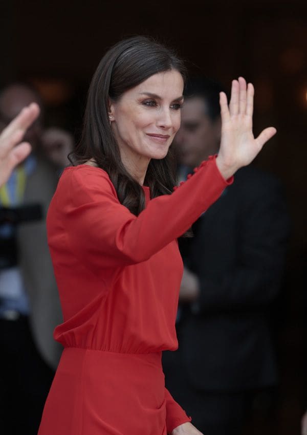 La reina Letizia repite un vestido rojo de Massimo Dutti en su último día en Angola