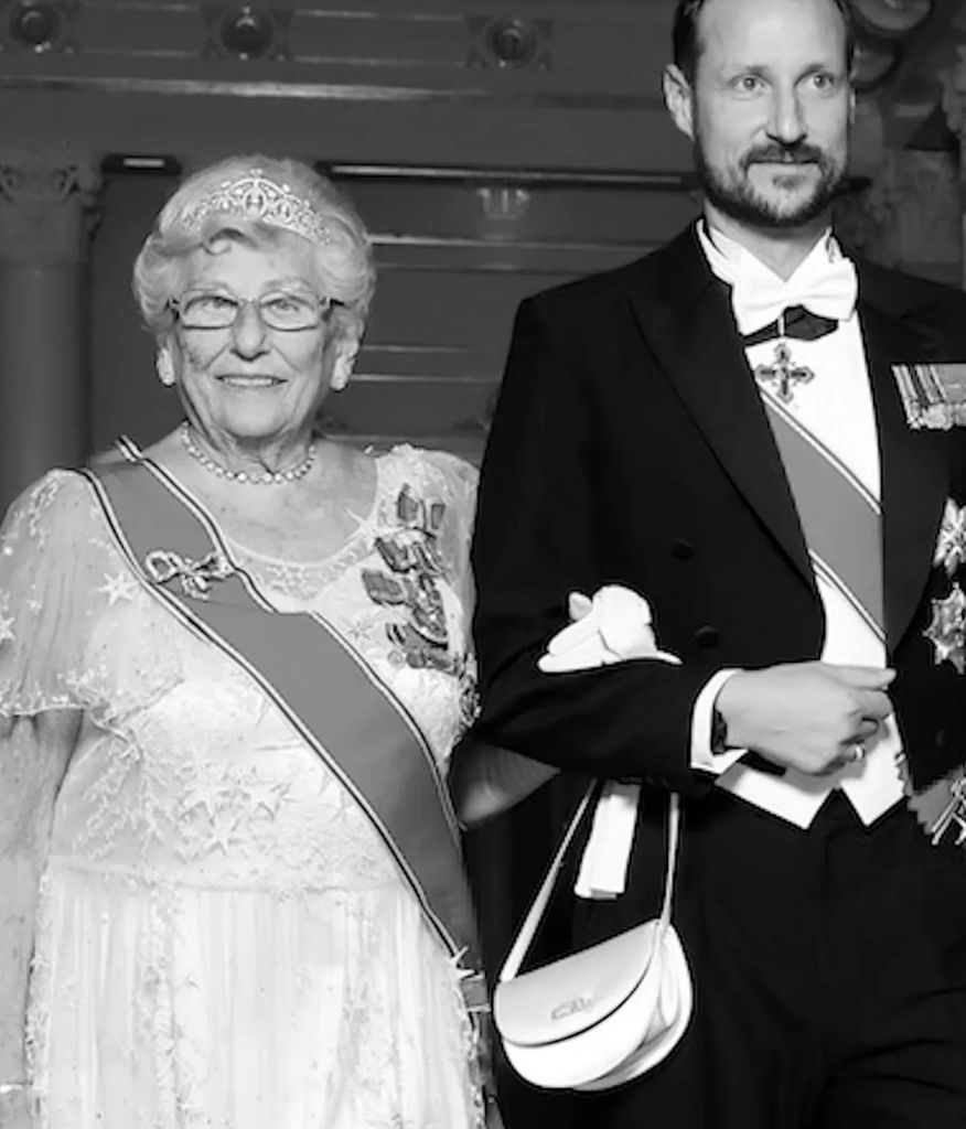 La princesa Astrid luciendo sobre su testa la tiara Vasa