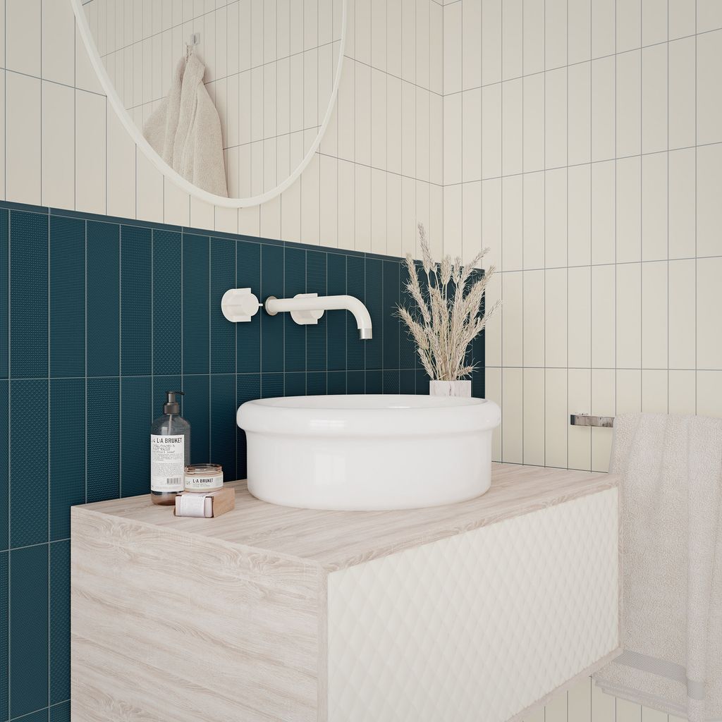 Baño con azulejos de dos colores diferentes