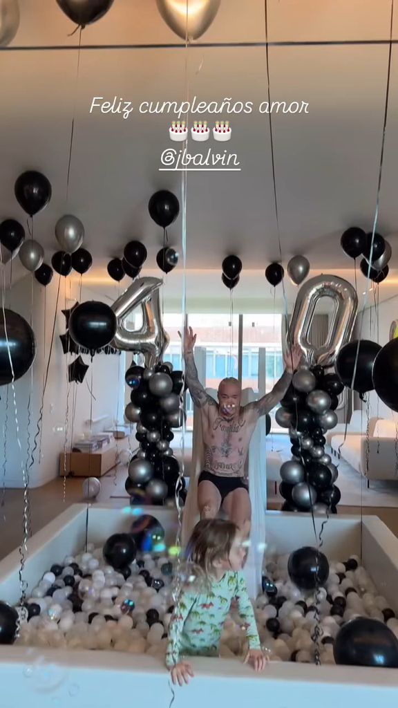 J Balvin, el más divertido en la alberca de pelotas que Valentina Ferrer llevó a casa por su cumpleaños 