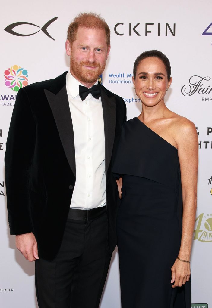 Meghan Markle reaparece junto al príncipe Harry en Canadá con un vestido azul noche y los pendientes de Lady Di