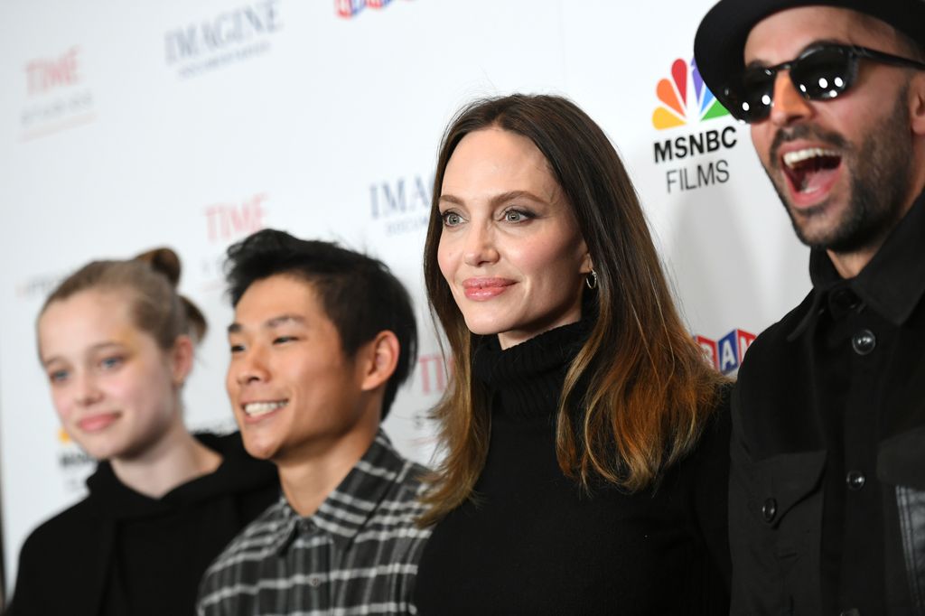  Shiloh con Angelina Jolie y Pax Thien en el estreno de 'Paper &  Glue: A JR Project' en el Museo de la Tolerancia en Los Ángeles en noviembre de 2021 