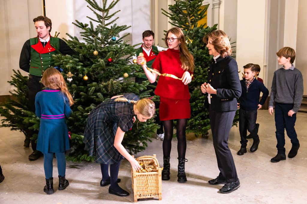 LA REINA SILVIA DE SUECIA DECORA ARBOL DE NAVIDAD JUNTO A SUS NIETOS