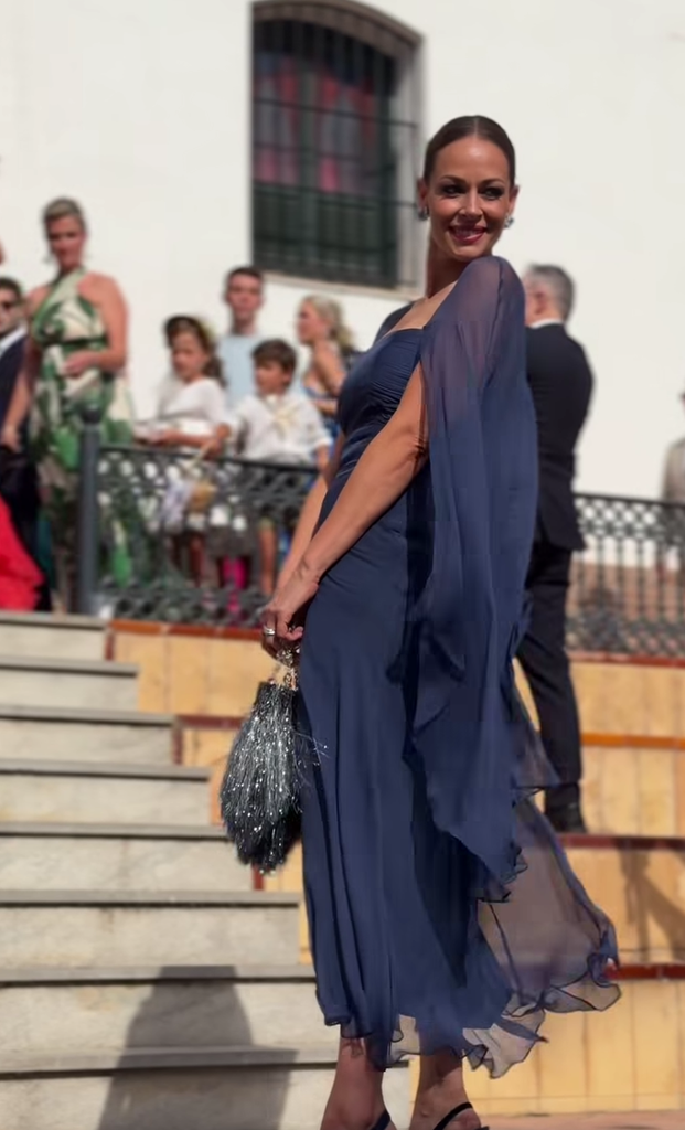 Eva González con vestido azul de invitada de Nicolás Montenegro en la boda de su prima en Sevilla, 2026.