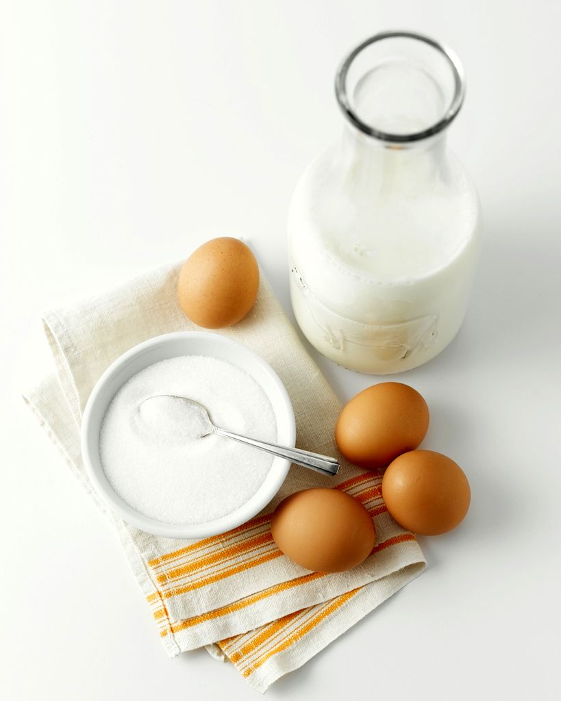 Huevos, leche y azúcar. Ingredientes básicos para un flan tradicional.