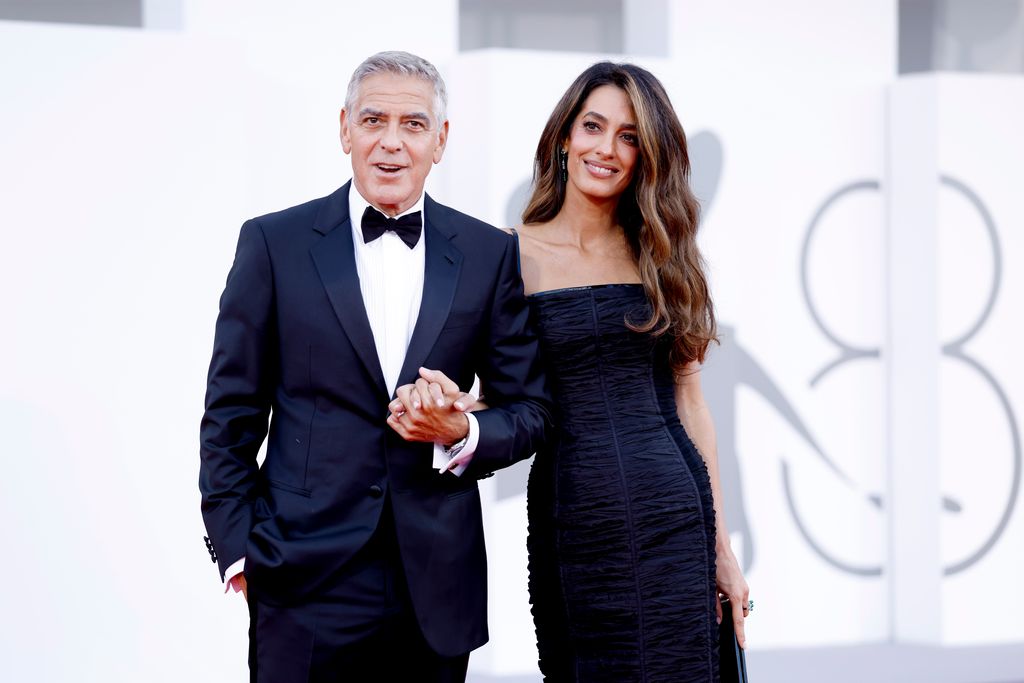 Acompañado de su esposa Amal, George Clooney acudió a la proyección de "Ink" en el Festivald e Cine de Venecia.