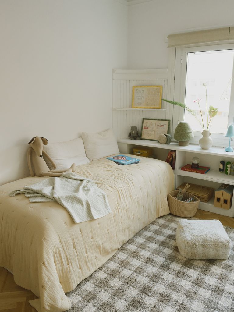 Dormitorio infantil que tiene expuestos dibujos realizados por la usuaria de la habitación