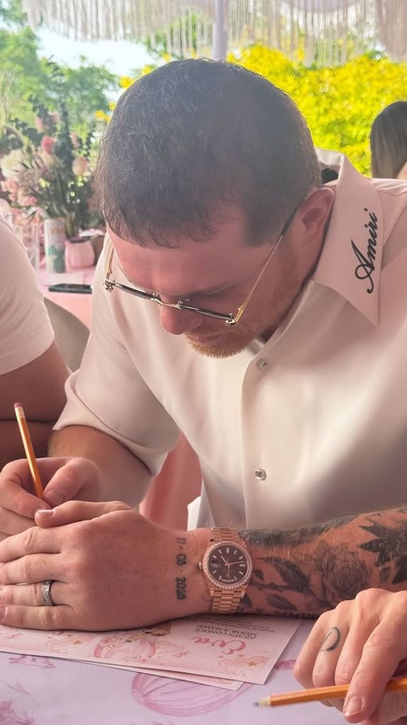 'Canelo' Álvarez participó entusiasta en las dinámicas y juegos del baby shower.