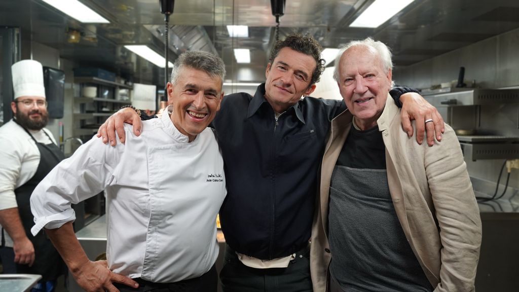 El cocinero Juan Carlos Caro con Bloom y Herzog en la cocina de Zelai Txiki.
