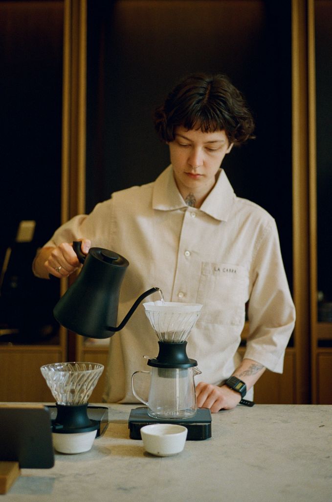 El café es el gran protagonista de La Cabra, que apuesta por tuestes ligeros y por destacar el origen, el productor y los matices de cada taza.