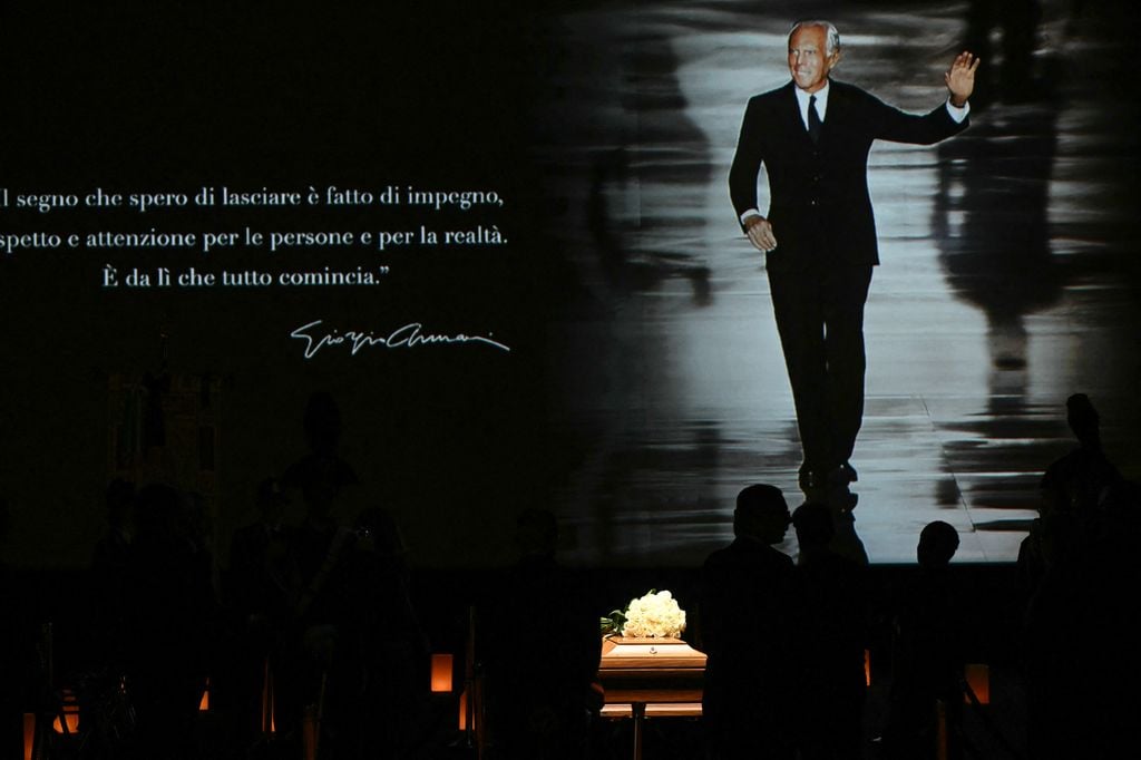 Colas ante el féretro de Giorgio Armani en su capilla ardiente en Milán