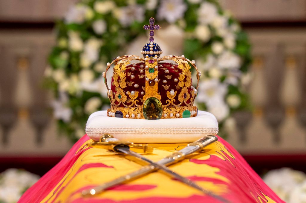 Corona real y espadas en el féretro del rey Harald