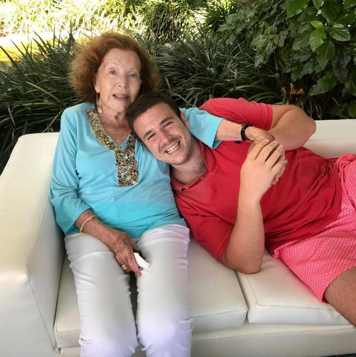 Aless Lequio con su abuela
