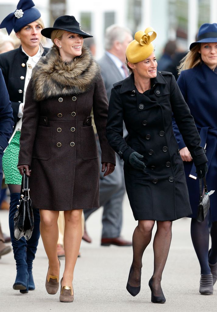 El abrigo marrón de Zara Tindall es uno de sus mejores looks en Cheltenham.